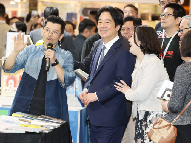 台灣新聞通訊社-賴總統「找好老師不如找好書」挨轟 陳培瑜：我在現場 別斷章取義