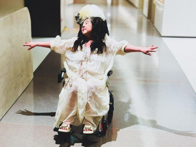 台灣新聞通訊社-陳文茜院內坐輪椅「當飛鳥」白衣展翅 萬人湧入打氣