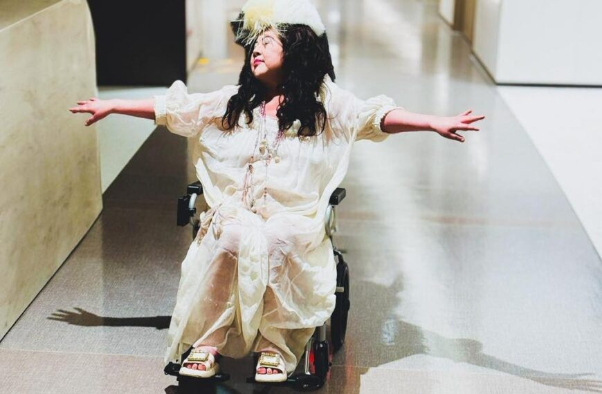 台灣新聞通訊社-陳文茜院內坐輪椅「當飛鳥」白衣展翅 萬人湧入打氣