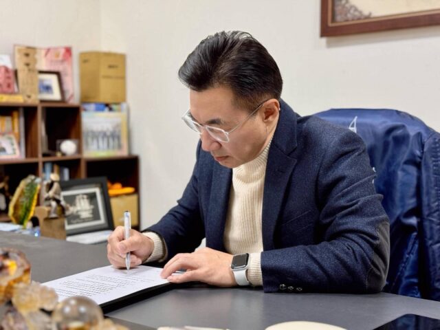 台灣新聞通訊社-爭取選台中市長 江啟臣今晚宣布簽署同意黨中央協議方案