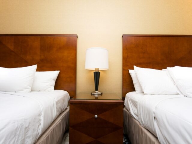 台灣新聞通訊社-他被安排雙床房見規定「限用一床」 眾人傻眼：沒整理就給下組客人？