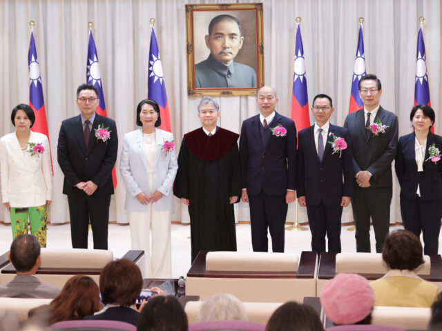 台灣新聞通訊社-學者：大選年藍白若續推高政治爭議法案 恐讓執政黨再次撿到槍