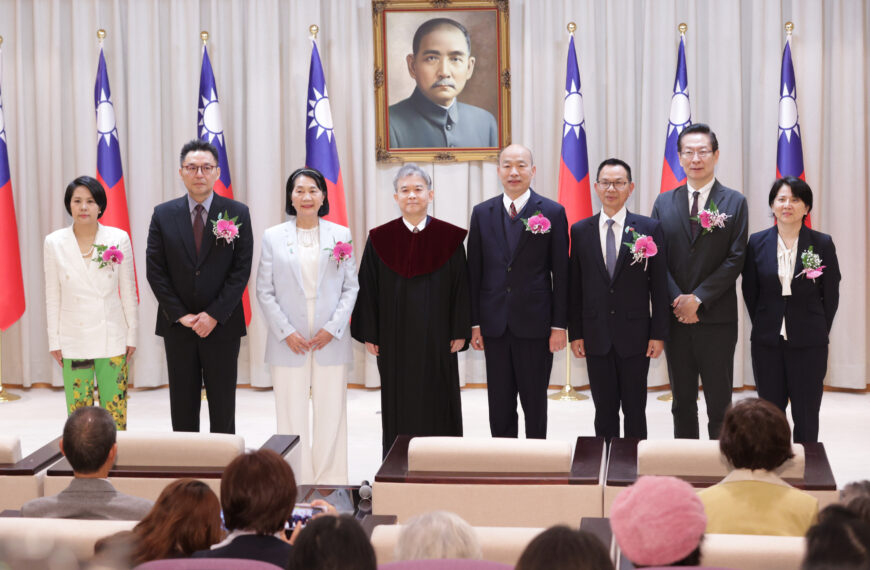 台灣新聞通訊社-學者：大選年藍白若續推高政治爭議法案 恐讓執政黨再次撿到槍