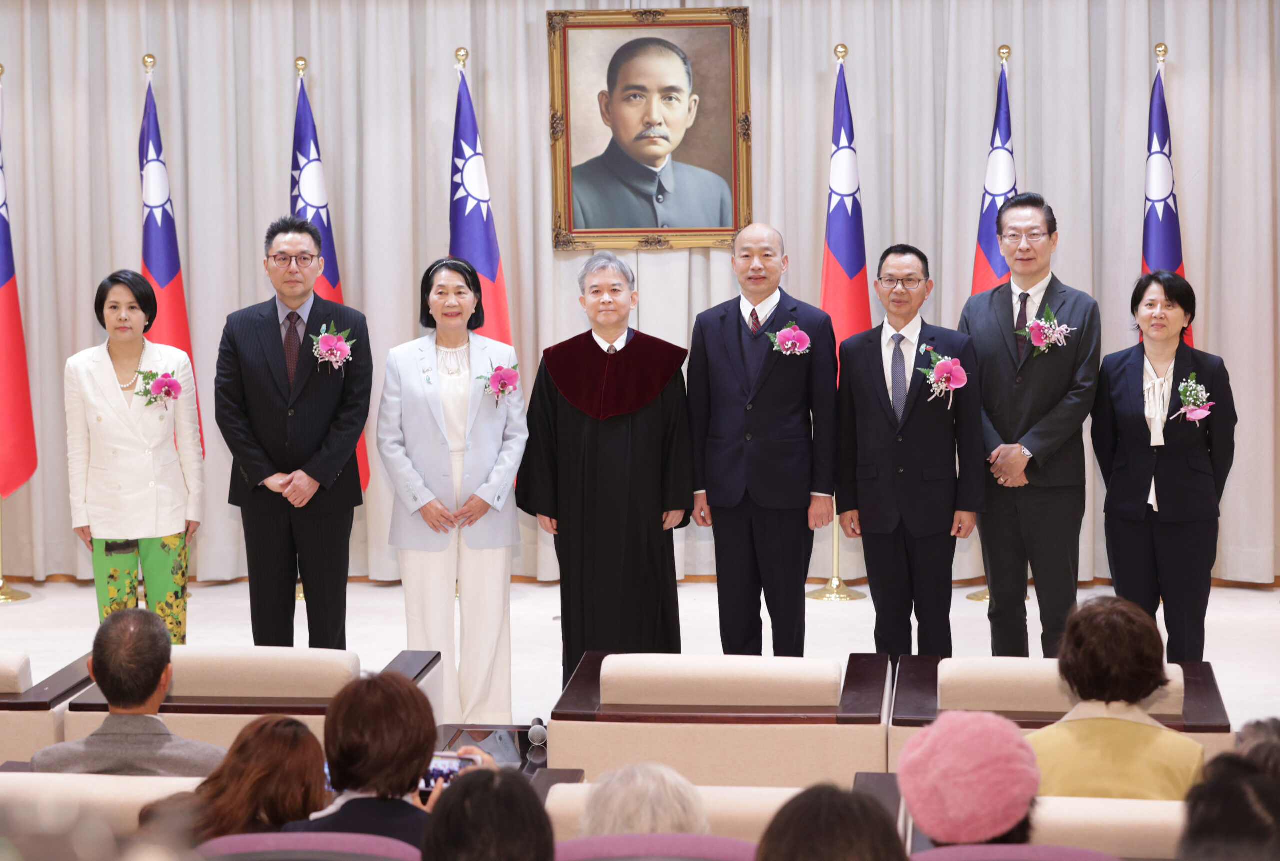 台灣新聞通訊社-學者：大選年藍白若續推高政治爭議法案 恐讓執政黨再次撿到槍