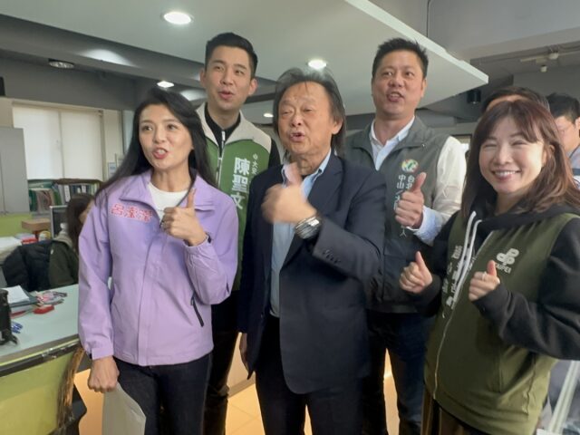 台灣新聞通訊社-影／「堅系」來了！王世堅帶小雞登記議員初選 宣布民進黨有新派系