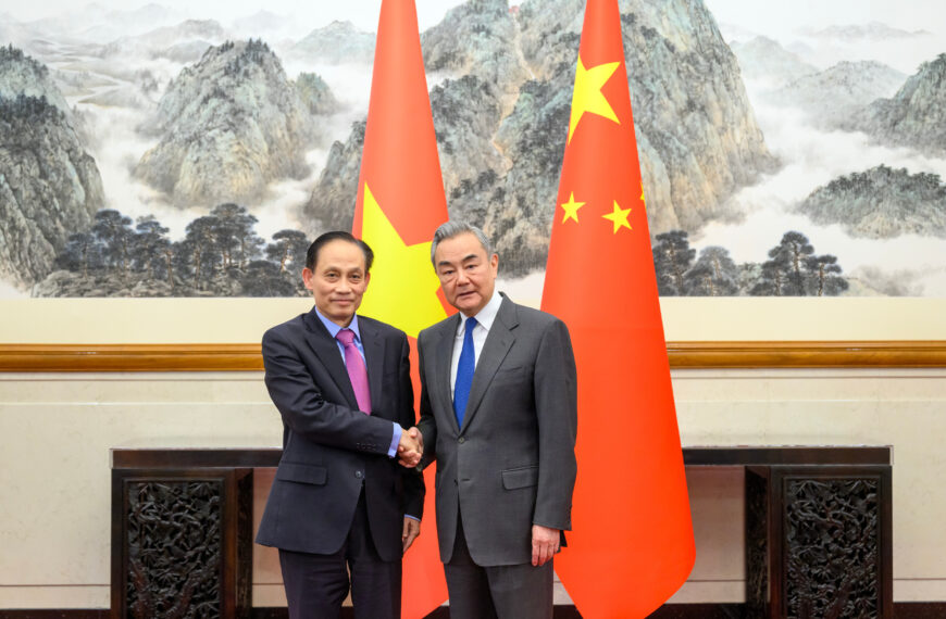 台灣新聞通訊社-陸外長王毅會見越南外長：當今世界亂象叢生 應堅定捍衛國際秩序