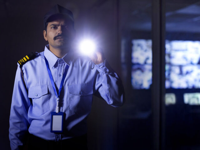 台灣新聞通訊社-過年也只能月休6天…38K保全嘆沒勇氣離職 網勸：別當牛馬