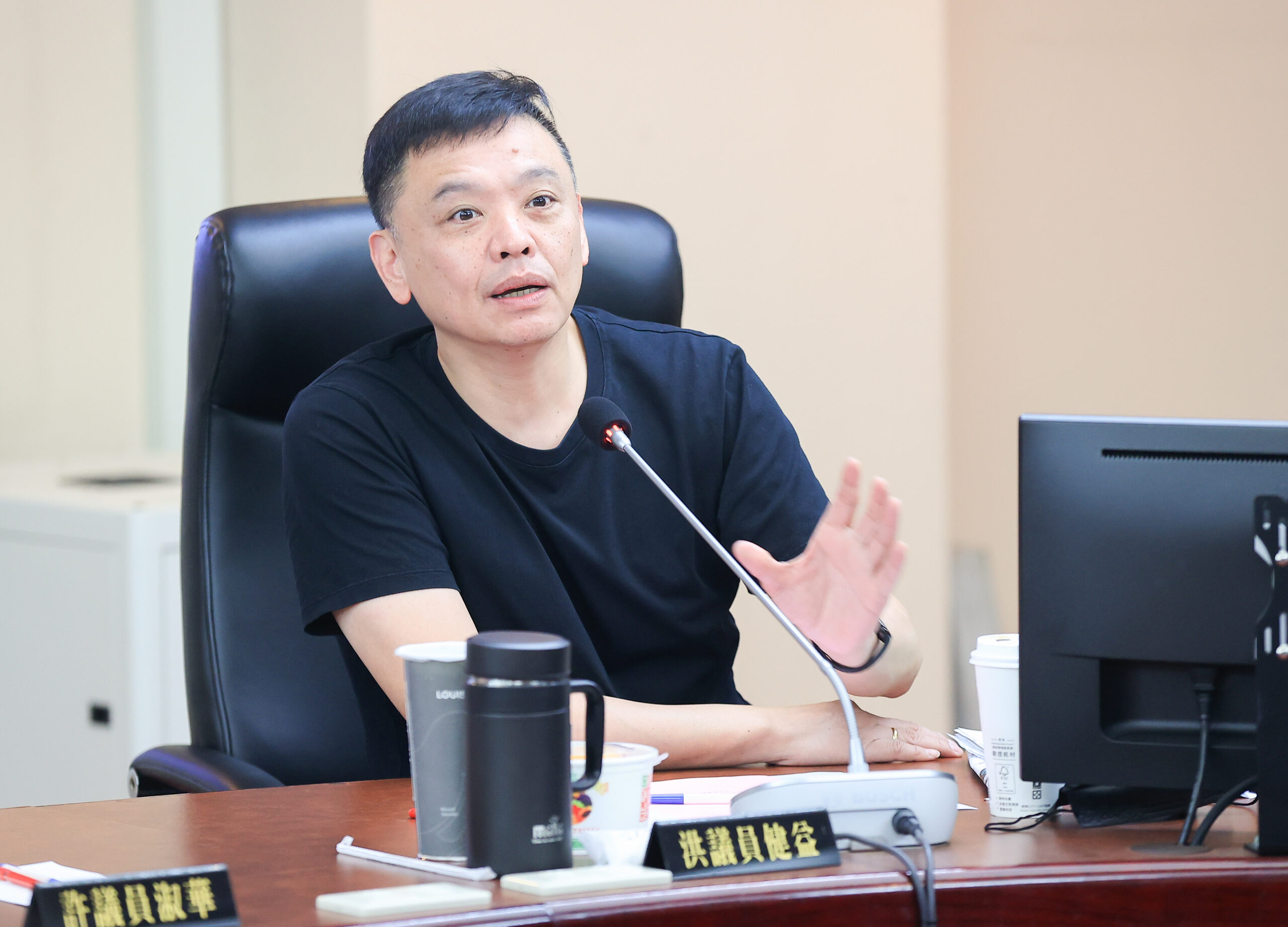 台灣新聞通訊社-800萬頭獎議員真相大白 洪健益曝4字親揭「都市傳說」