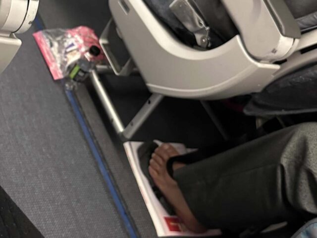 台灣新聞通訊社-飛機的雜誌不要碰！她拍下光腳乘客超噁一幕 前空姐：是常態