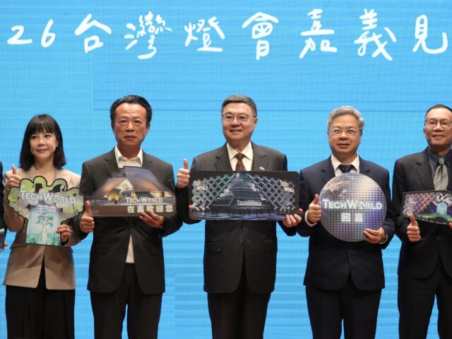 台灣新聞通訊社-嘉義台灣燈會重現TECH WORLD館 卓揆：看完回國會爭回預算