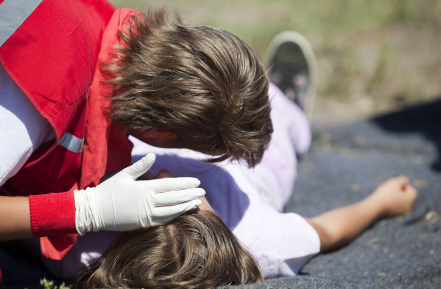 台灣新聞通訊社-按斷6條肋骨！江蘇男為昏迷女做600次CPR並人工呼吸救回一命