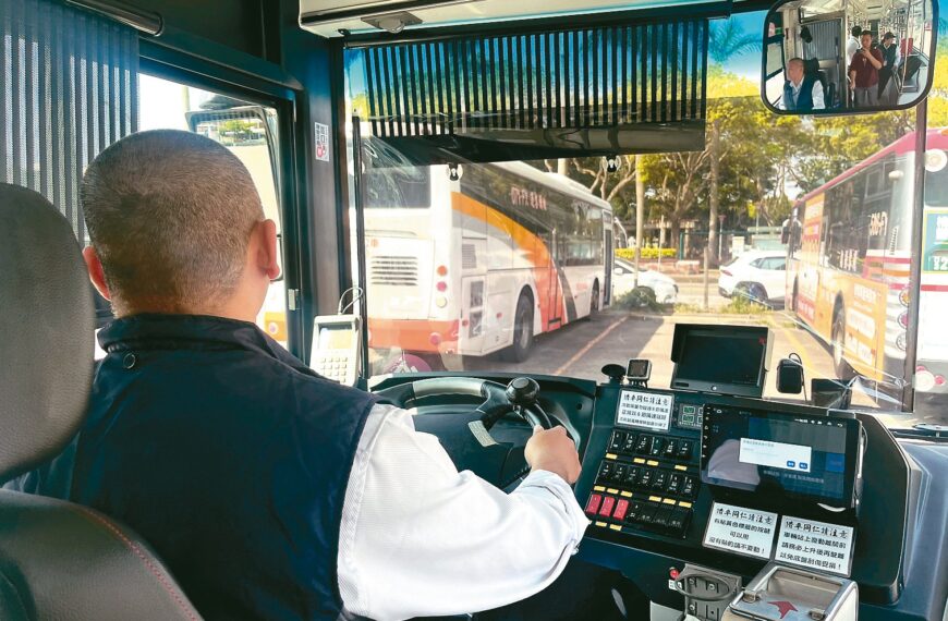 台灣新聞通訊社-北市「懷舊公車」驚見大咖司機！ 乘客嗨翻：車掌小姐竟是啦啦隊女神