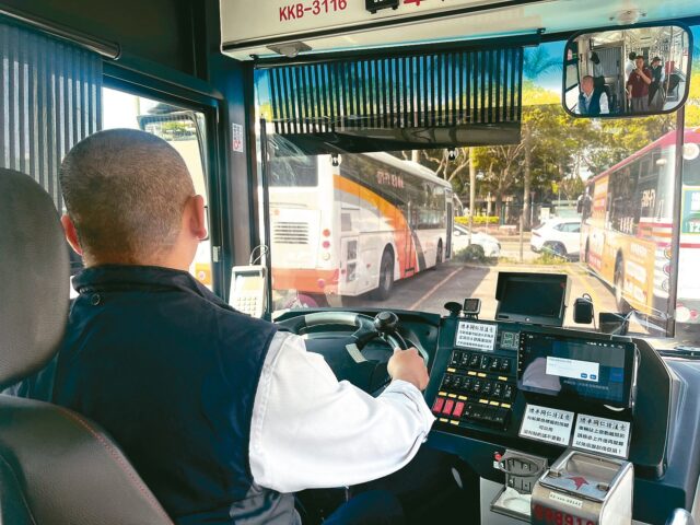 台灣新聞通訊社-北市「懷舊公車」驚見大咖司機！ 乘客嗨翻：車掌小姐竟是啦啦隊女神