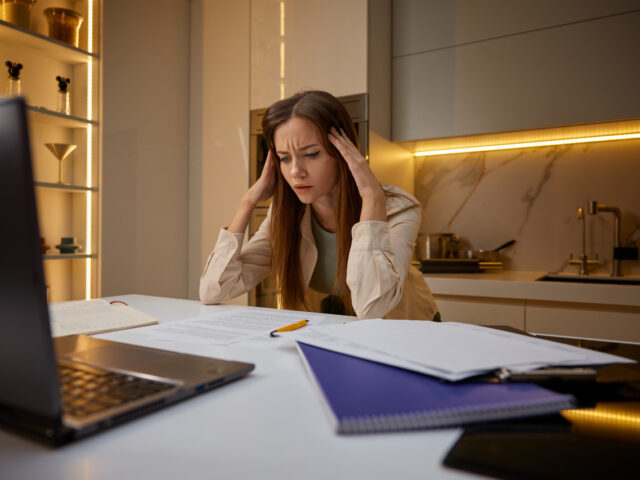 台灣新聞通訊社-工作越認真越不安！她表現優秀卻常焦慮 其實是這4種心理因素在作祟