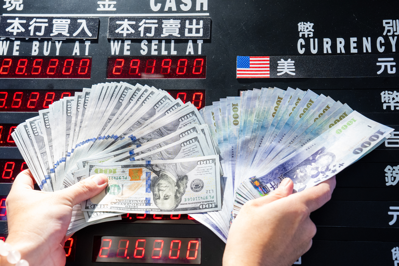 台灣新聞通訊社-新台幣貶0.7分 收31.577元