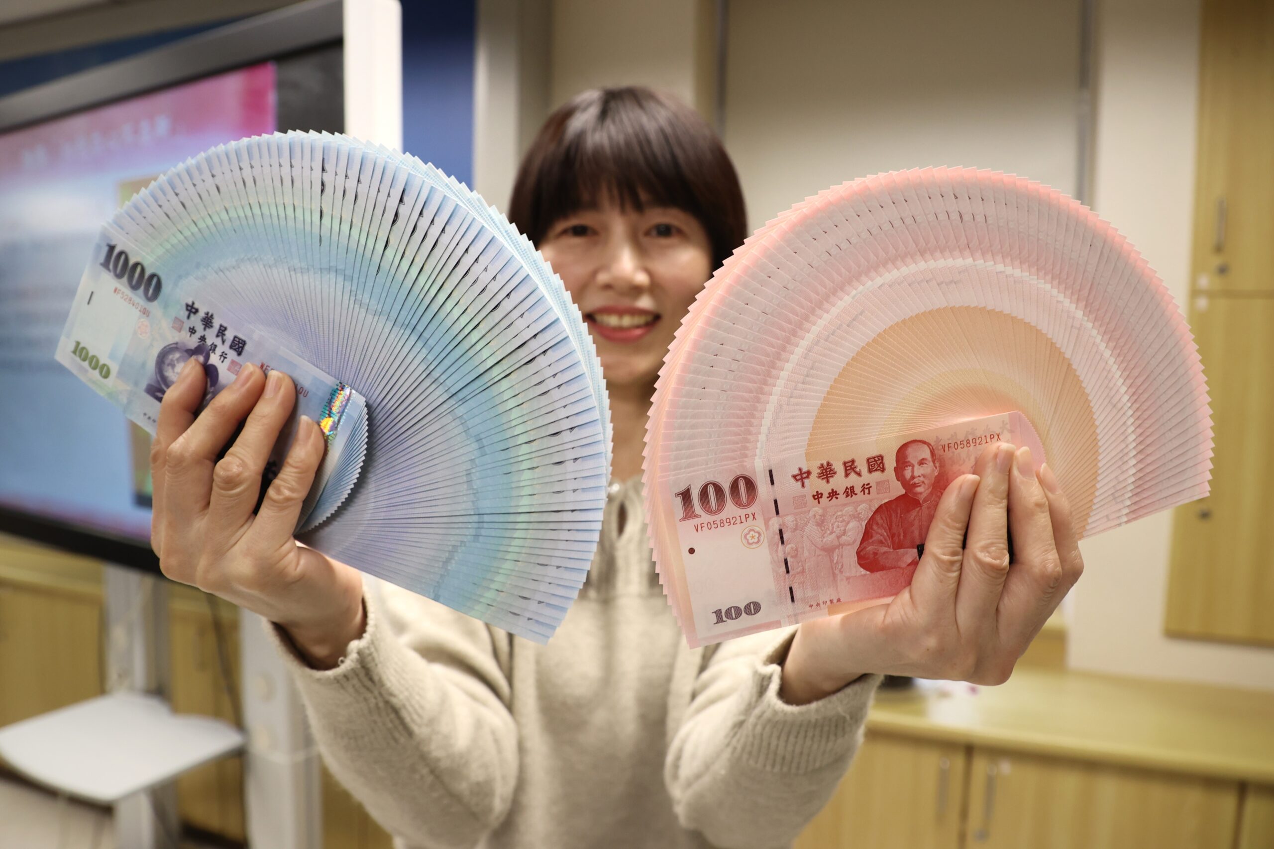 台灣新聞通訊社-軍公教年終獎金2/6入帳 最高2.5個月