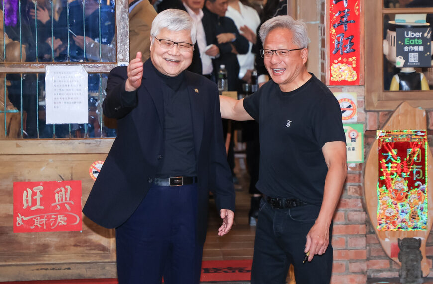 台灣新聞通訊社-兆元宴大爆笑！黃仁勳站板凳突喊「對不起」？背後原因曝光：這一年真的太操了