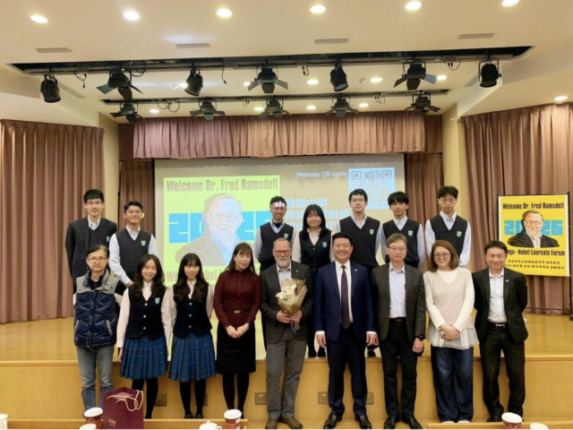 台灣新聞通訊社-諾貝爾奬得主年前現身北市校園演講 交流研究成果讚學生有創造力