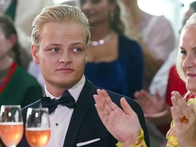 台灣新聞通訊社-遭控性侵…挪威王儲妃長子出庭否認指控 連番醜聞王室形象蒙陰影