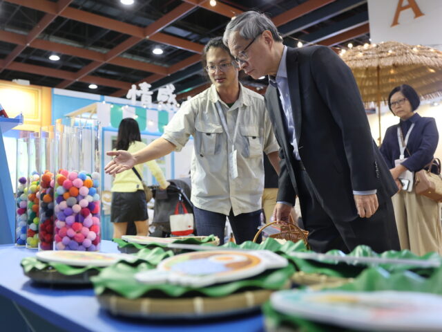 台灣新聞通訊社-台北國際書展第2天 李遠持續逛「一直買」