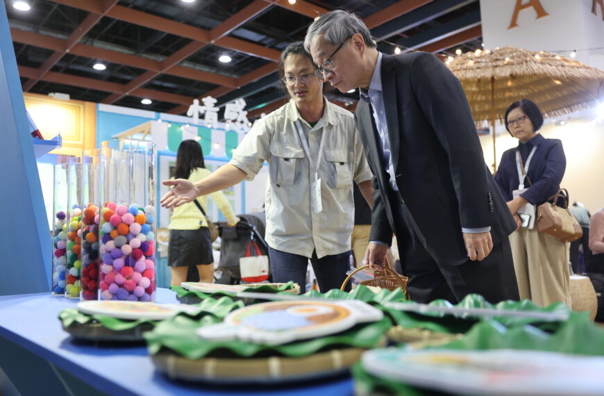 台灣新聞通訊社-台北國際書展第2天 李遠持續逛「一直買」