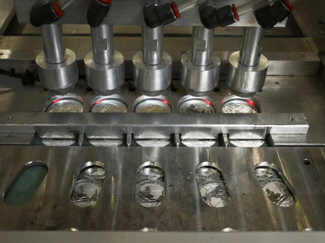 台灣新聞通訊社-金價拉鋸 銀價止跌 美股期指跌幅收斂