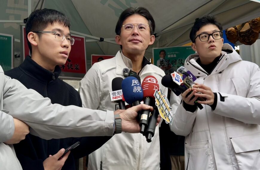 台灣新聞通訊社-黃國昌淡水掃街 藍白合先談政見、否認軍購案美方施壓