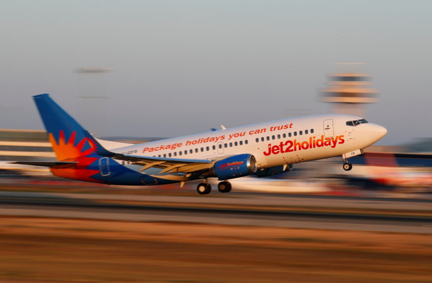 台灣新聞通訊社-影／「Jet2 Holiday」高空爆亂鬥？英廉航乘客走道互毆 機艙見血急改降