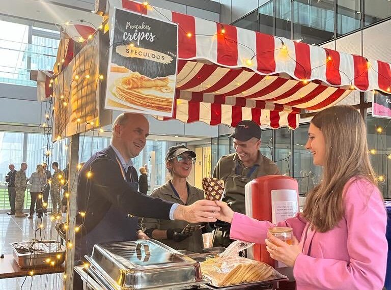 台灣新聞通訊社-震驚外交圈！「迷糊大使」丟機密後又出事 帶小26歲正妹助理爽住官邸