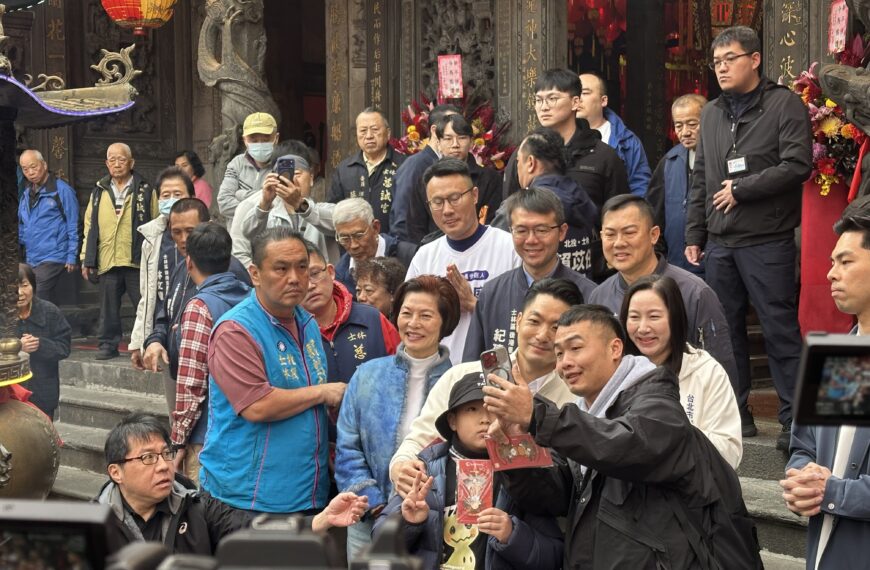 台灣新聞通訊社-影/鄭麗文除夕撞鐘「2度劇烈抖動」稱受正能量感召 蔣萬安12字回應