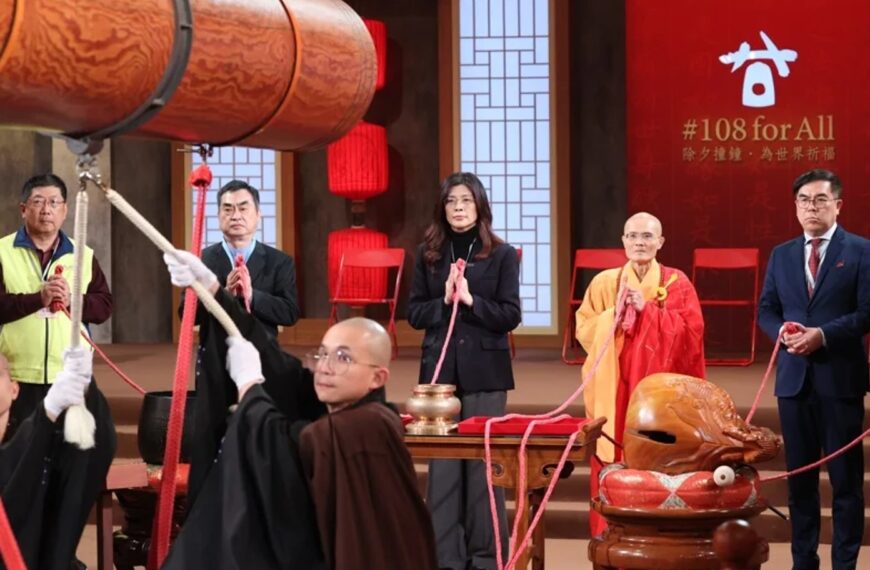 台灣新聞通訊社-鄭麗文撞鐘繩抖動…作家指唱誦「16字」晃動最劇烈 網哭求祈願1事