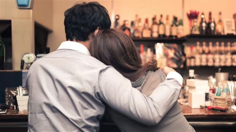 台灣新聞通訊社-人妻擁吻酒吧老闆獨處3小時！不算通姦　夫求償百萬遭法院駁回：不夠久