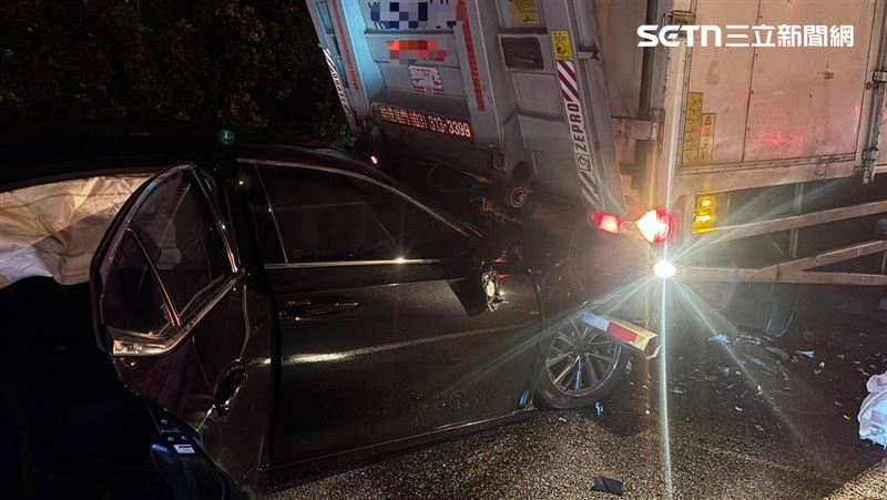台灣新聞通訊社-女子車拋錨卡國道1號中線…釀追撞！小兒科名醫「入縫身亡」