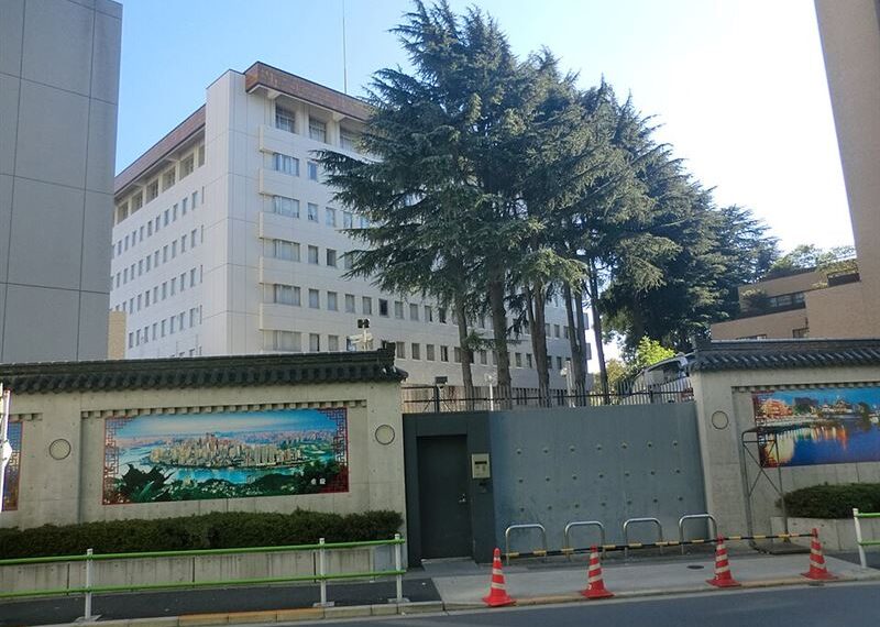 台灣新聞通訊社-見過有人持18釐米長刀擅闖使館與大使交談先例嗎?被日記者問 北京怒回