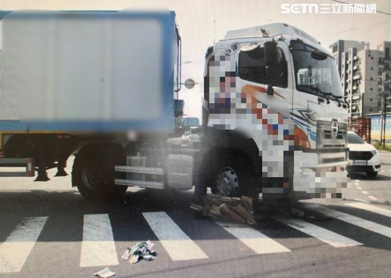 台灣新聞通訊社-大車右轉撞輾台南單車婦！鮮血染紅馬路　女兒PO網淚求畫面：還在ICU