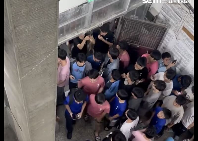 台灣新聞通訊社-台中一中宿舍深夜「暴動」！實習幹部廣播言論　惹百名學生聚集要求道歉