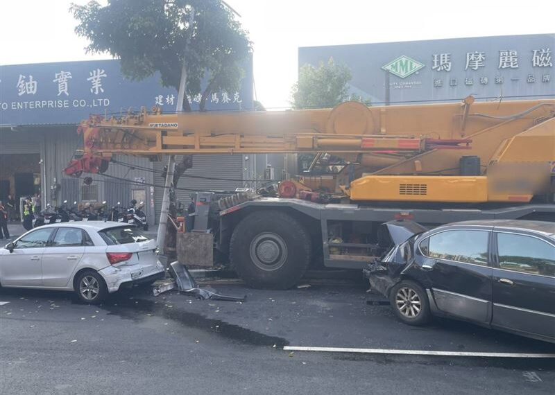 台灣新聞通訊社-驚悚瞬間！台中吊車「紅燈爆衝煞不住」擊落6車　撞斷路樹燈桿釀3傷