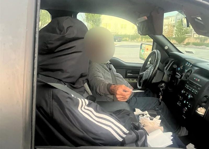 台灣新聞通訊社-加州駕駛為趕路竟讓「它」坐副駕！警員看傻眼