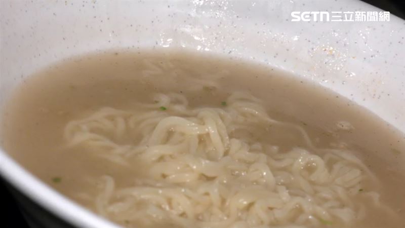 台灣新聞通訊社-包裝一看就難吃？他活25年才吃「台灣1泡麵」超驚豔　眾喊：難以取代