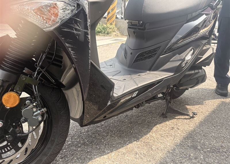 台灣新聞通訊社-台中21歲女騎士撞右轉大貨車慘死　駕駛嚇傻結巴：不知怎撞的