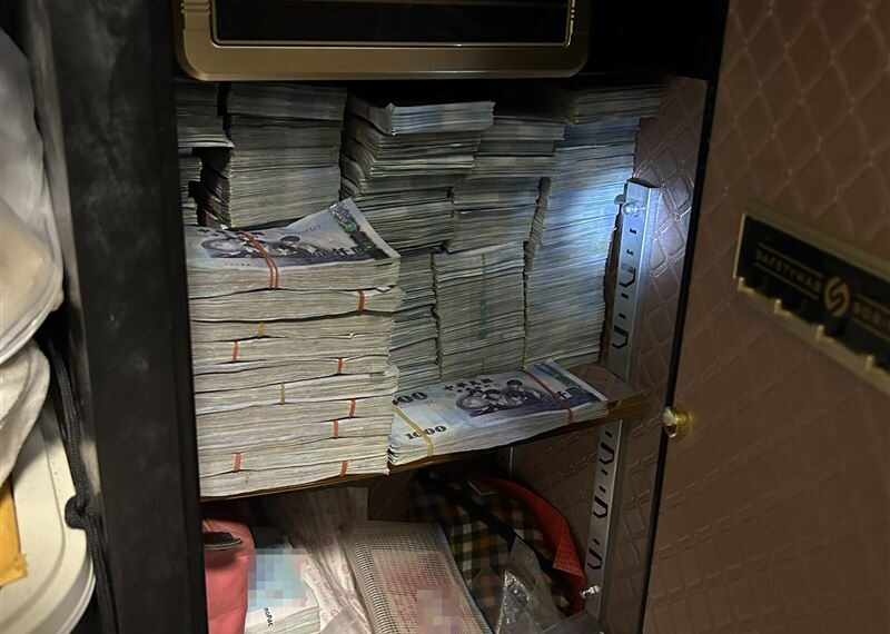 台灣新聞通訊社-退休金全沒了!假冒「金管會」官印狠宰公務員800萬 警搜出千萬鈔票山