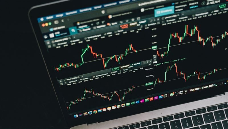 台灣新聞通訊社-下一檔萬元股？大盤重挫　唯它一度翻紅衝到8450元