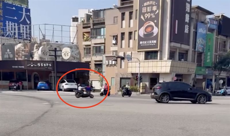 台灣新聞通訊社-台中12歲小猴「無照飆速」壓車過彎！曾害人摔車　網友：沒人覺得你帥