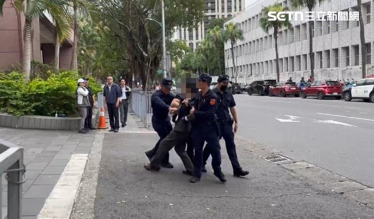 台灣新聞通訊社-柯文哲宣判／柯文哲涉貪遭判17年！宣判前小草竟「衝北檢」　遭警方拖走