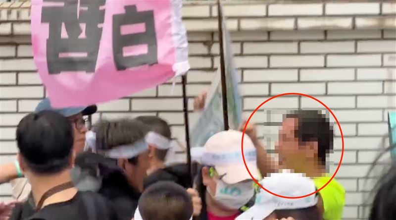 台灣新聞通訊社-柯文哲宣判／北院外爆衝突！男子嗆「支持貪污除罪化」小草失控出拳狂揍