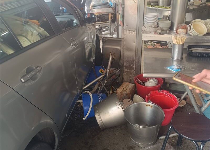 台灣新聞通訊社-轎車撞進40年老店！81歲老闆肋骨斷3根傷勢曝 家屬宣布無限期休業
