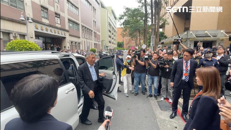 台灣新聞通訊社-柯文哲宣判／我忍你很久了！游智彬丟水球抗議　暴走槓上仁愛所長