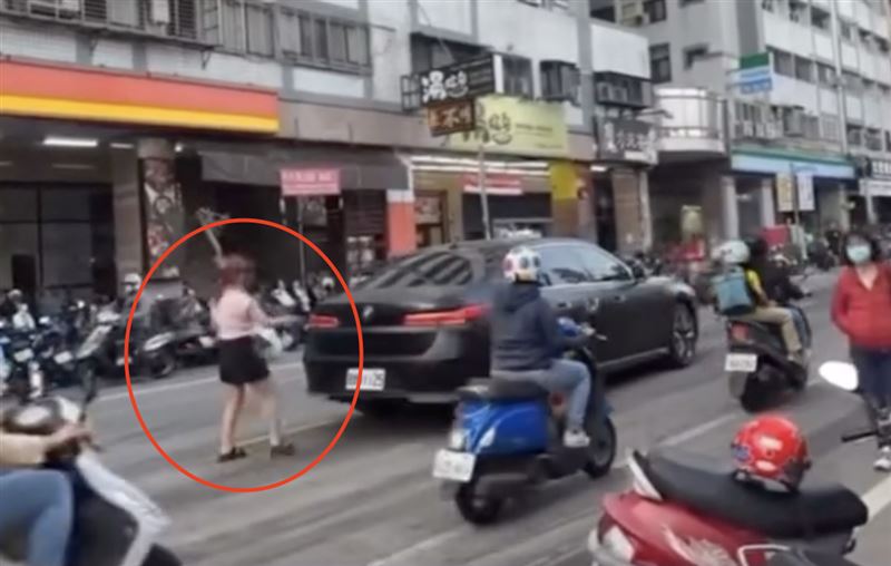 台灣新聞通訊社-三寶無極限!台中女「為了買飲料」BMW閃黃燈違停路中 民眾看傻眼