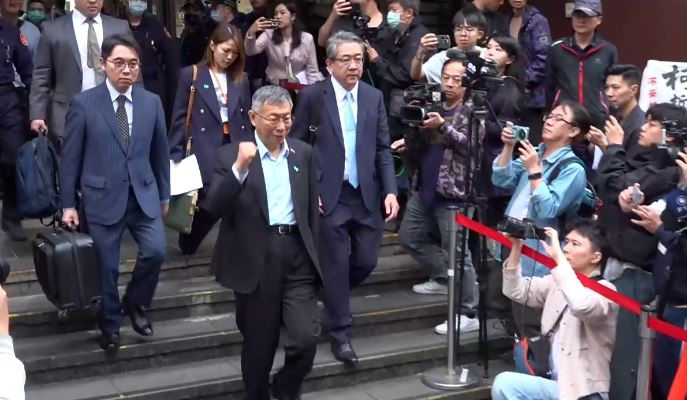 台灣新聞通訊社-柯文哲一審判17年！維持7000萬交保　柯文哲步出法院1動作回應小草吶喊