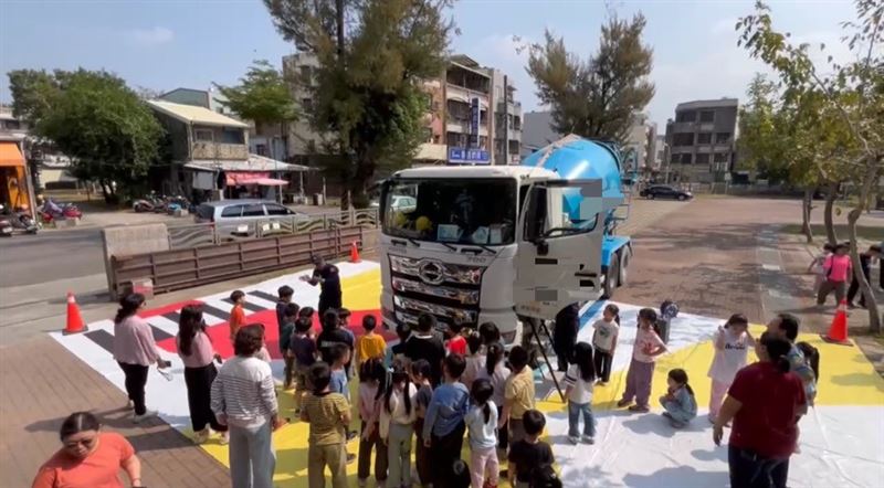 台灣新聞通訊社-大車入校園實境體驗+高強度執法雙軌並行 前鎮警全力防制大型車事故